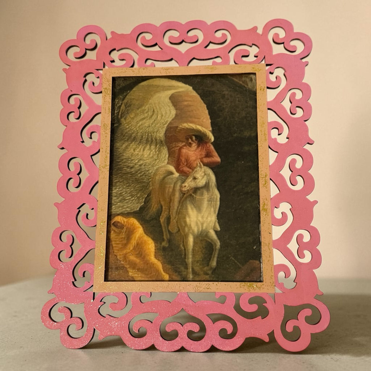 Retrato Surrealista Vintage con Marco Ornamentado Rosa