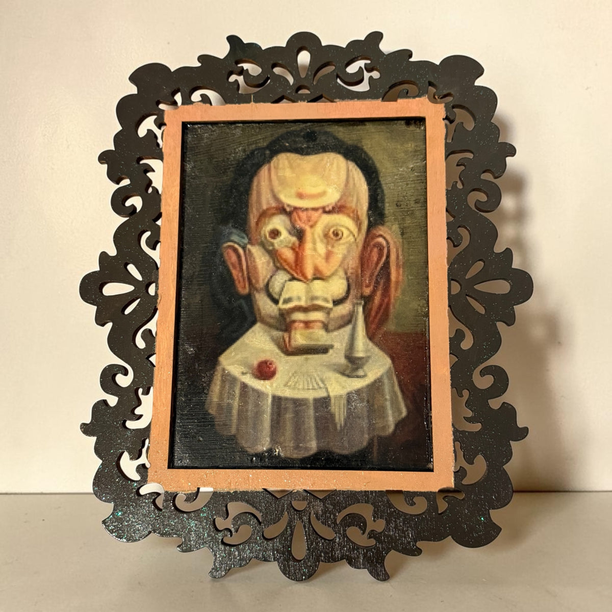 Ilusión óptica en madera – La mesa y el rostro