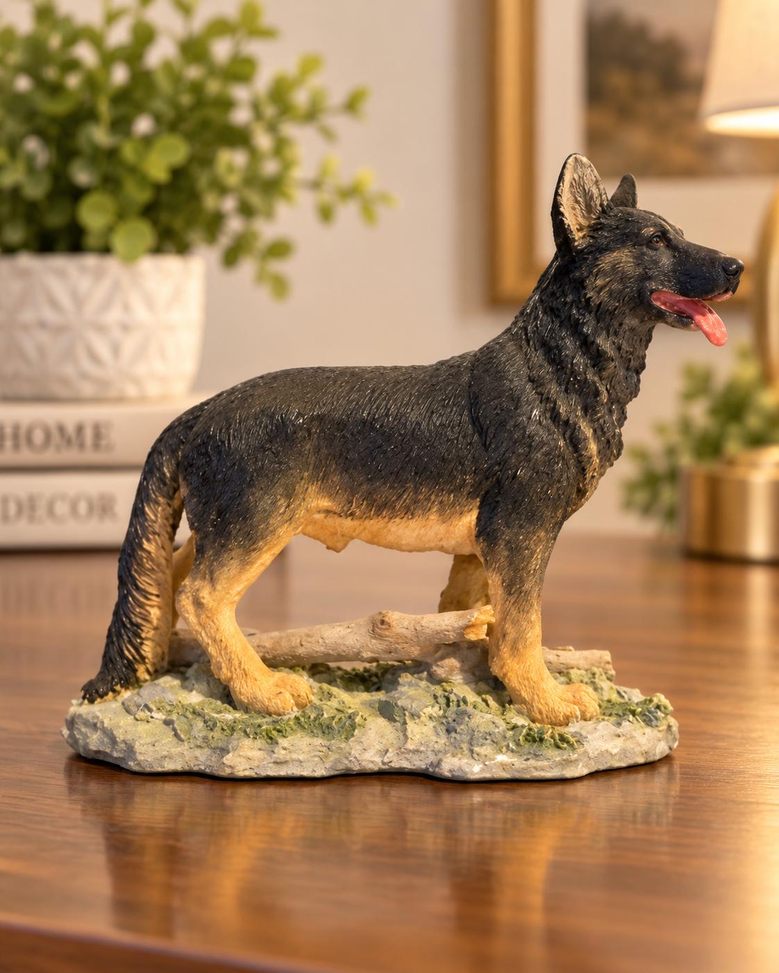 Figura Decorativa de Pastor Alemán Realista con Base Rústica