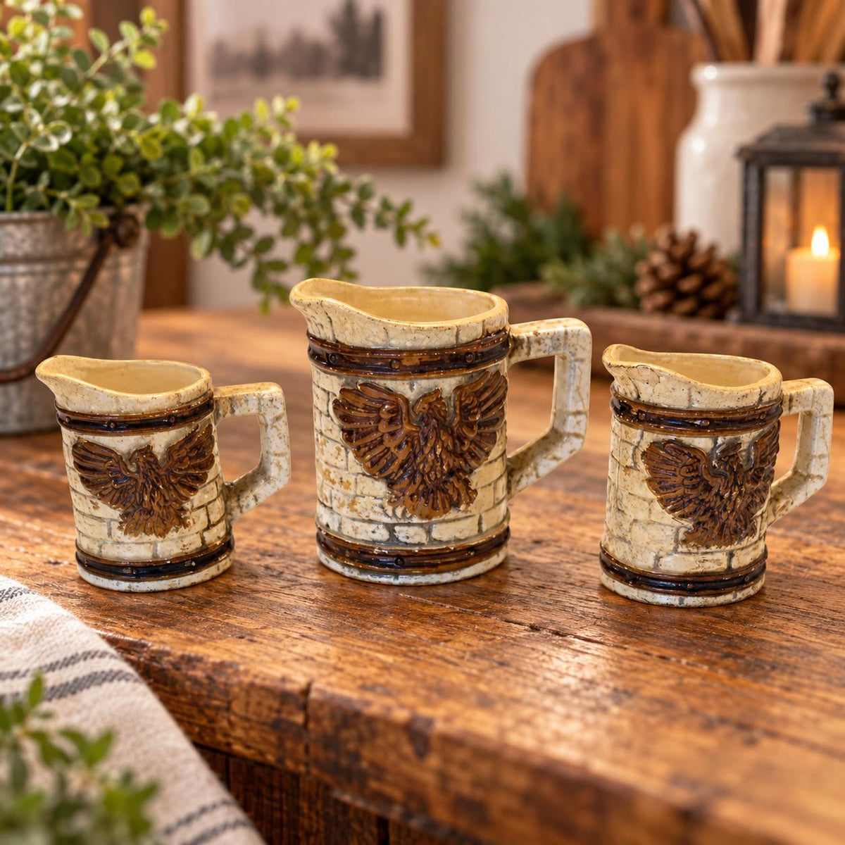 Mini Jarras Vintage con Águila – Set de 3 Cremeras de Cerámica