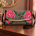 Encanto Floral — Bolso negro bordado con flores