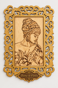 Diseño Dama de Flores - arte en madera pirograbado con placa de nombre