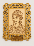 Diseño Dama Elegante - arte en madera pirograbado con placa de nombre