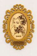 Diseño Elegancia Parisina - arte en madera pirograbado con placa de nombre