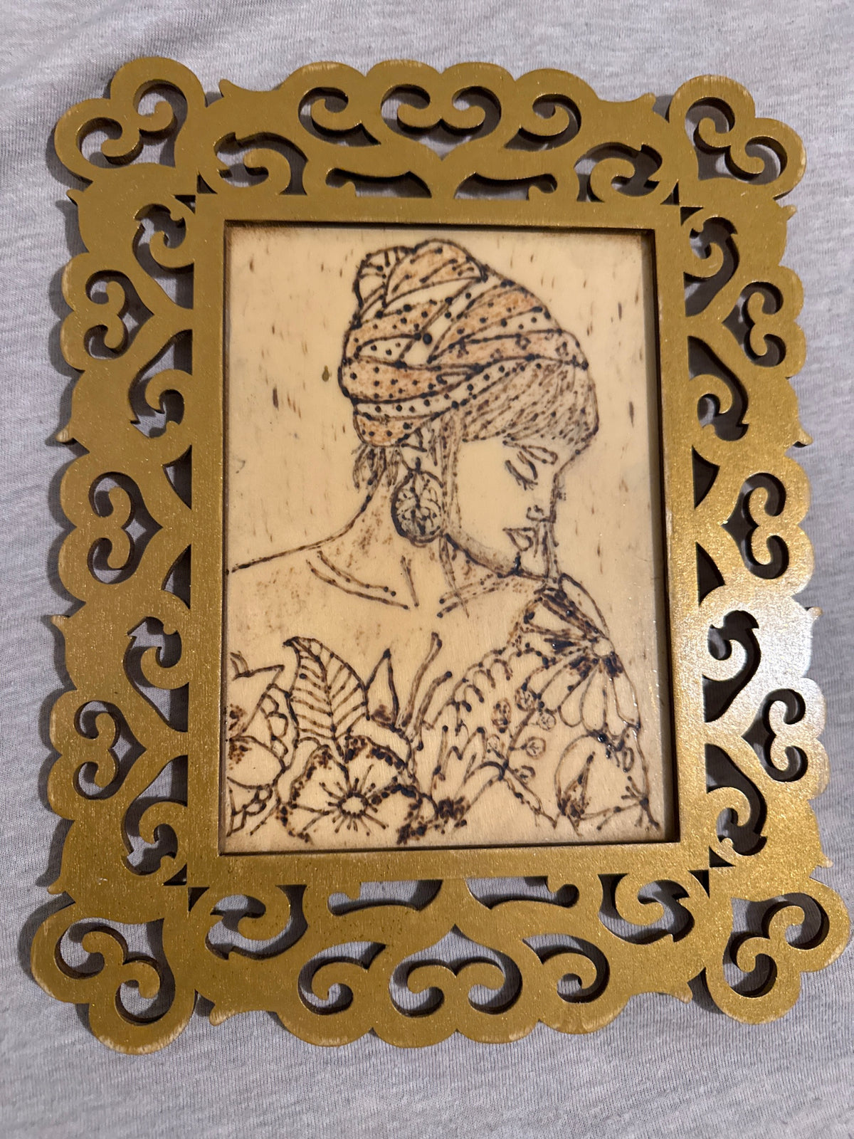 Dama de Flores - arte en madera pirograbado, retrato de mujer con turbante estampado y flores
