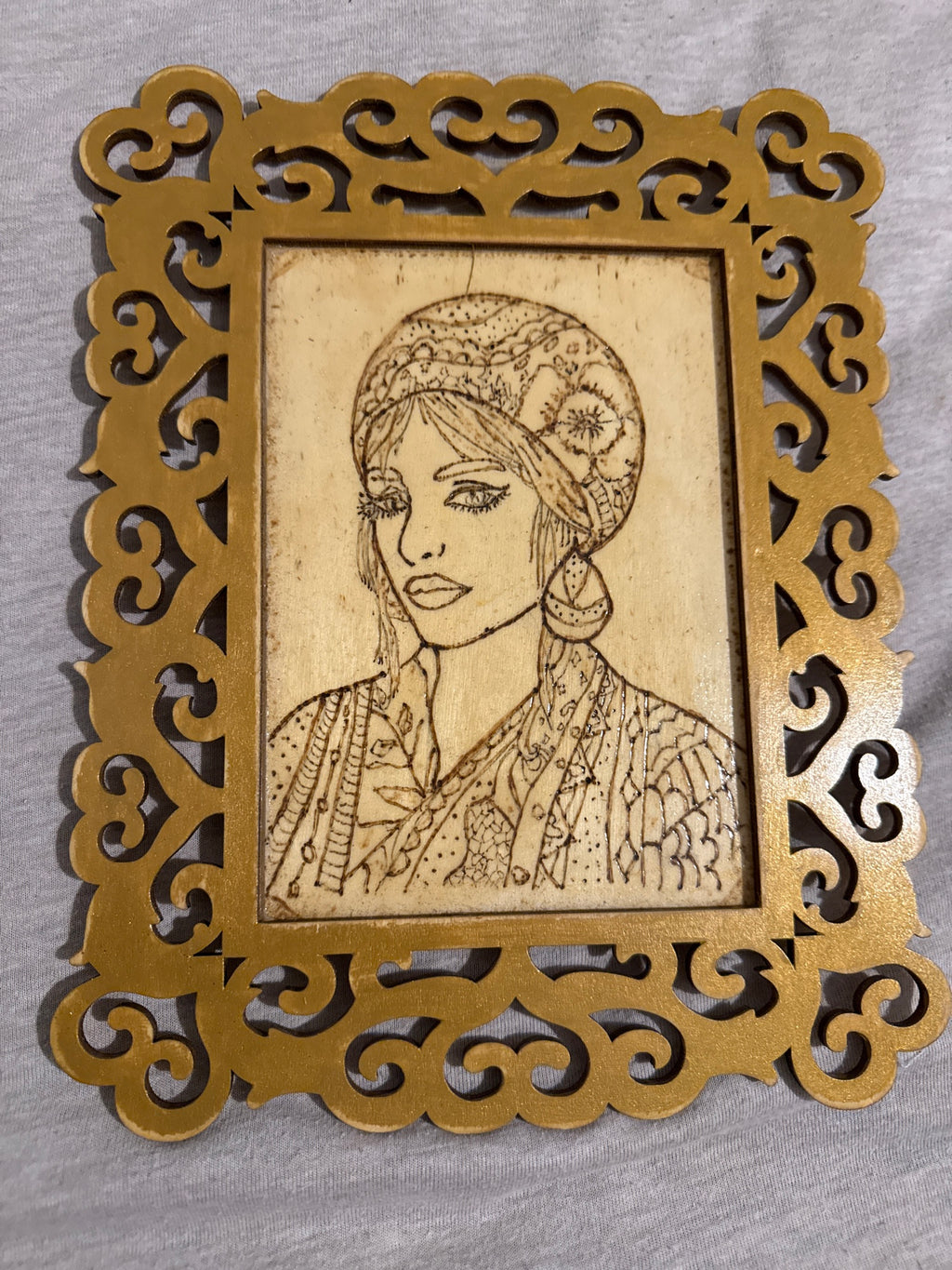 Dama Elegante - arte en madera pirograbado, retrato de mujer con pañuelo floral y arete