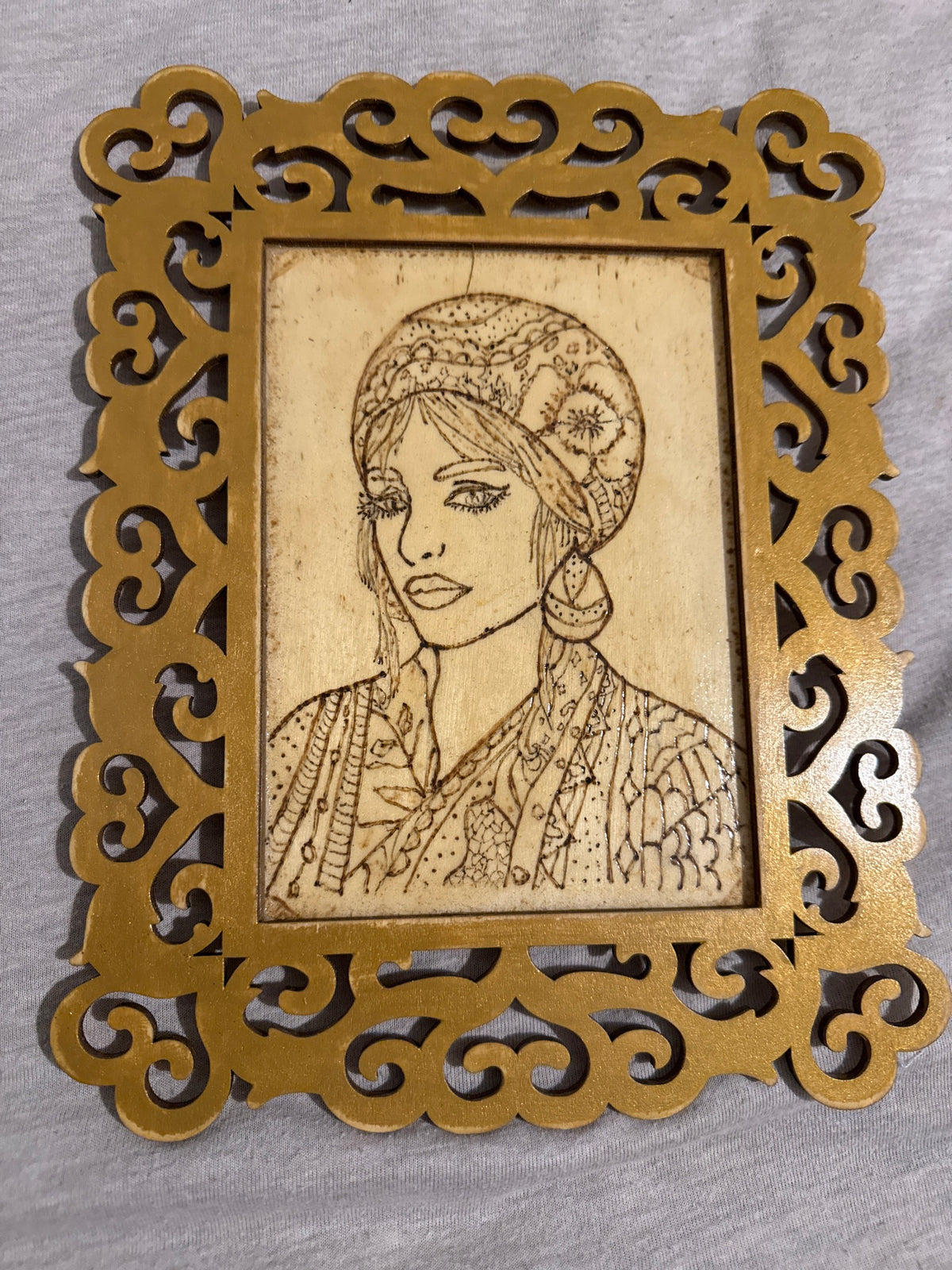 Dama Elegante - arte en madera pirograbado, retrato de mujer con pañuelo floral y arete
