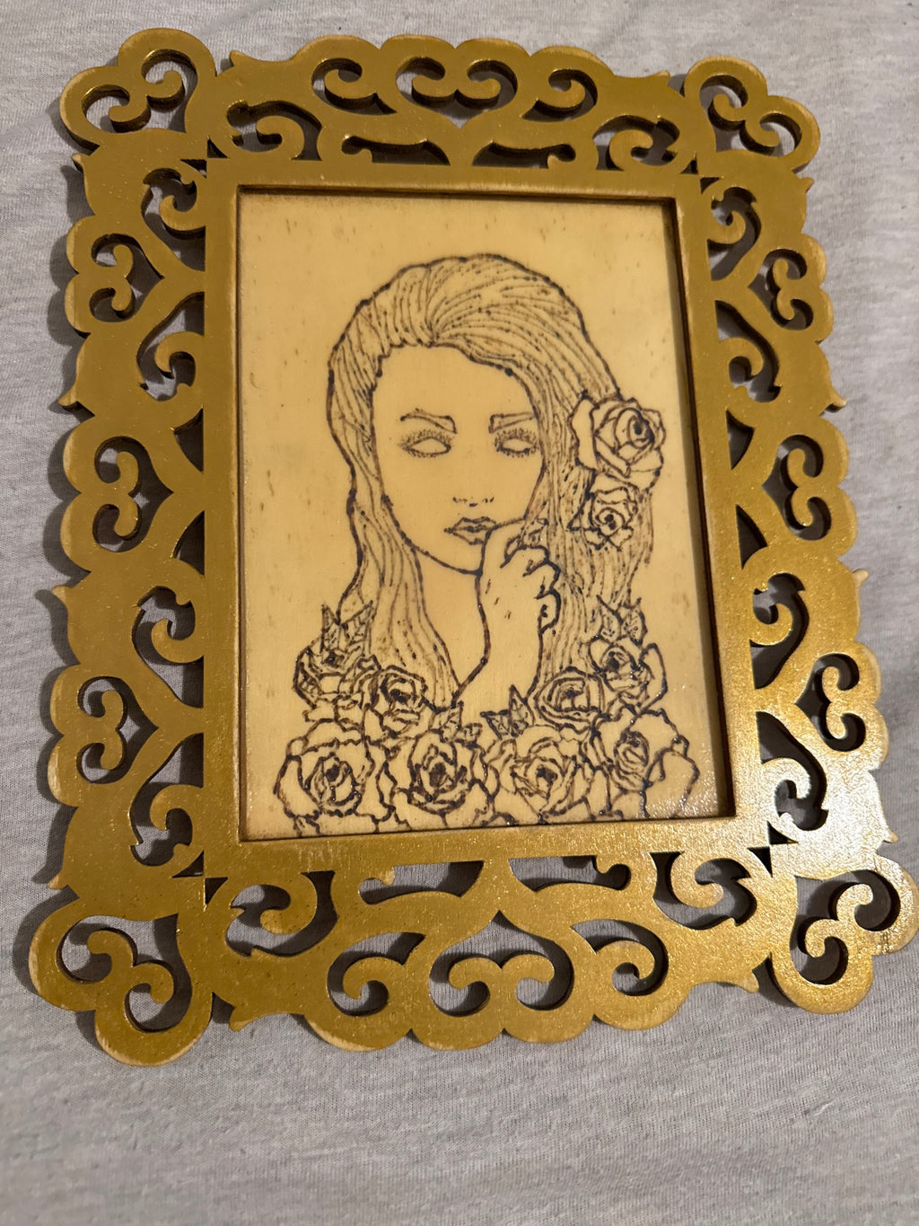 Susurro de Rosas - arte en madera pirograbado, retrato de mujer con rosas en el cabello
