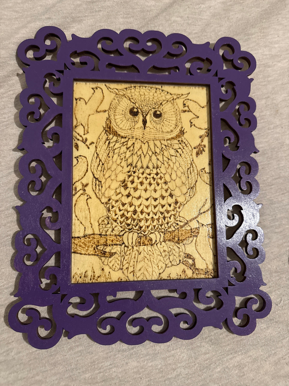 Sabiduría Nocturna - arte en madera pirograbado, búho sobre rama con marco de filigrana morada