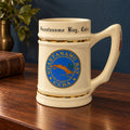 Jarra cervecera de cerámica crema con emblema azul de Guantanamo Bay, Cuba