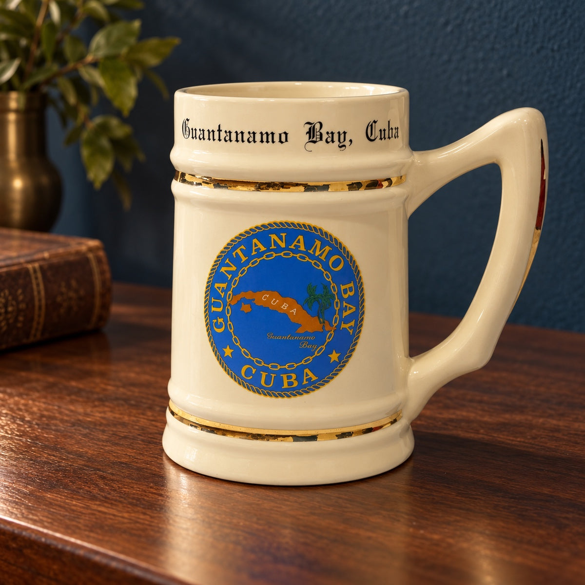 Jarra cervecera de cerámica crema con emblema azul de Guantanamo Bay, Cuba
