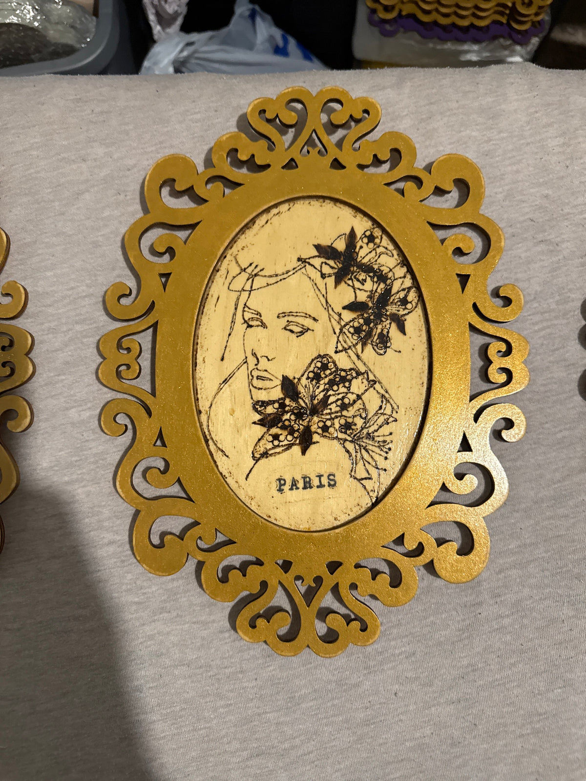 Elegancia Parisina - arte en madera pirograbado ovalado, retrato de mujer con flores y detalle París