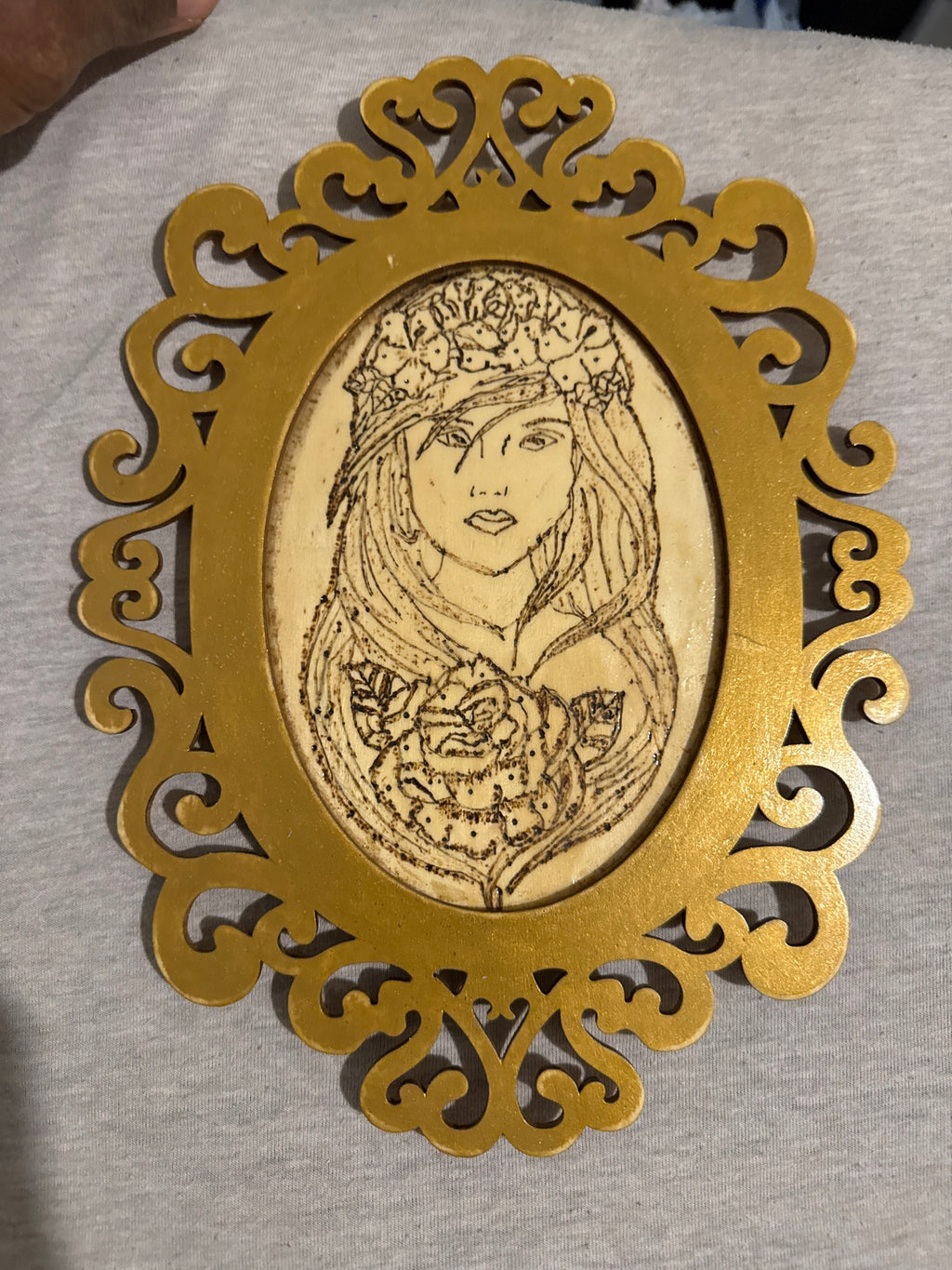 Reina de Rosas - arte en madera pirograbado ovalado, retrato de mujer con corona de flores y rosa